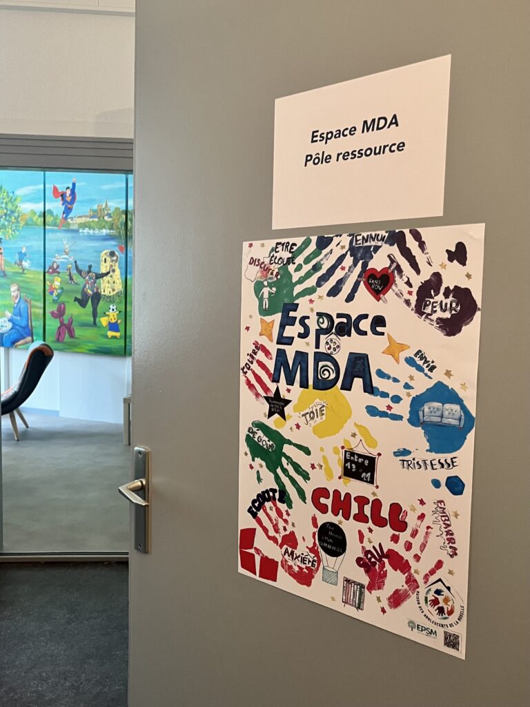 Affiche réalisée lors du projet d’art thérapie du CASA par les adolescents
