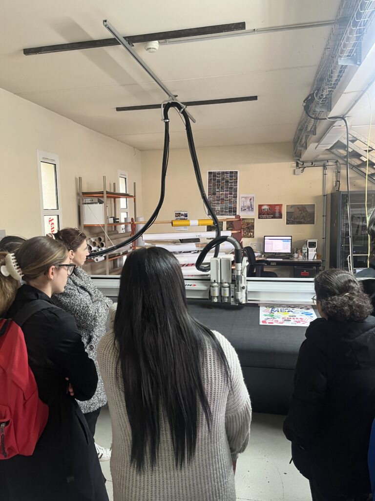 Impression de l’affiche par les adolescents dans le cadre de l’art thérapie du CASA